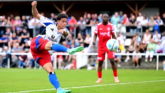 Andras Nemeth from Hamburger SV at the shot on goal | Weather Andras Nemeth from Hamburger SV on the shot