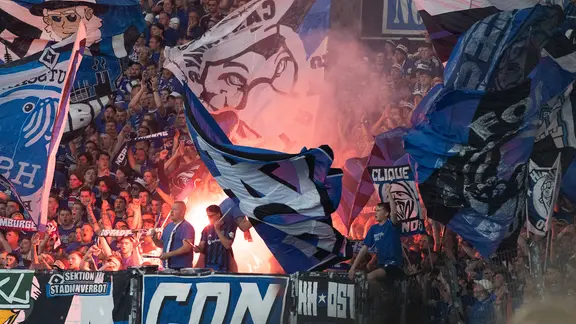 HSV fans swing flags and brenen pyro technology off. | Imago / Eibner HSV fans swing flags and brenen pyro technology off.