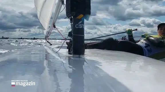 A sailor controls her boat. | Screenshot A sailor controls her boat.