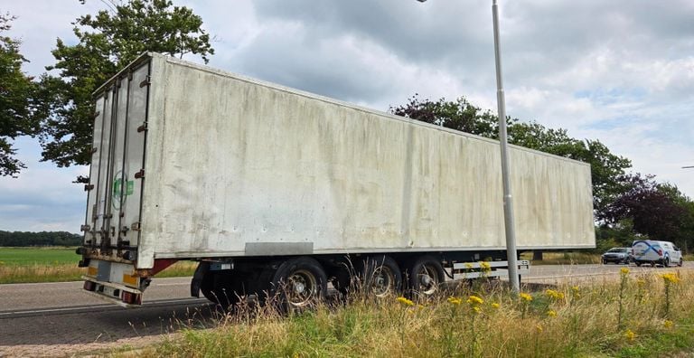 The letters TDG are vaguely visible on the side of the trailer. (Photo: Omroep Brabant)