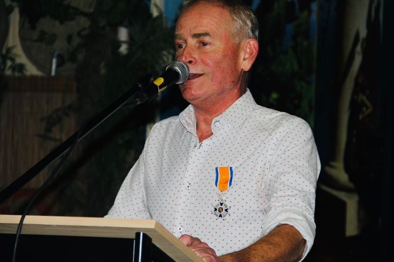 Mario three weeks before his death with his royal award 
