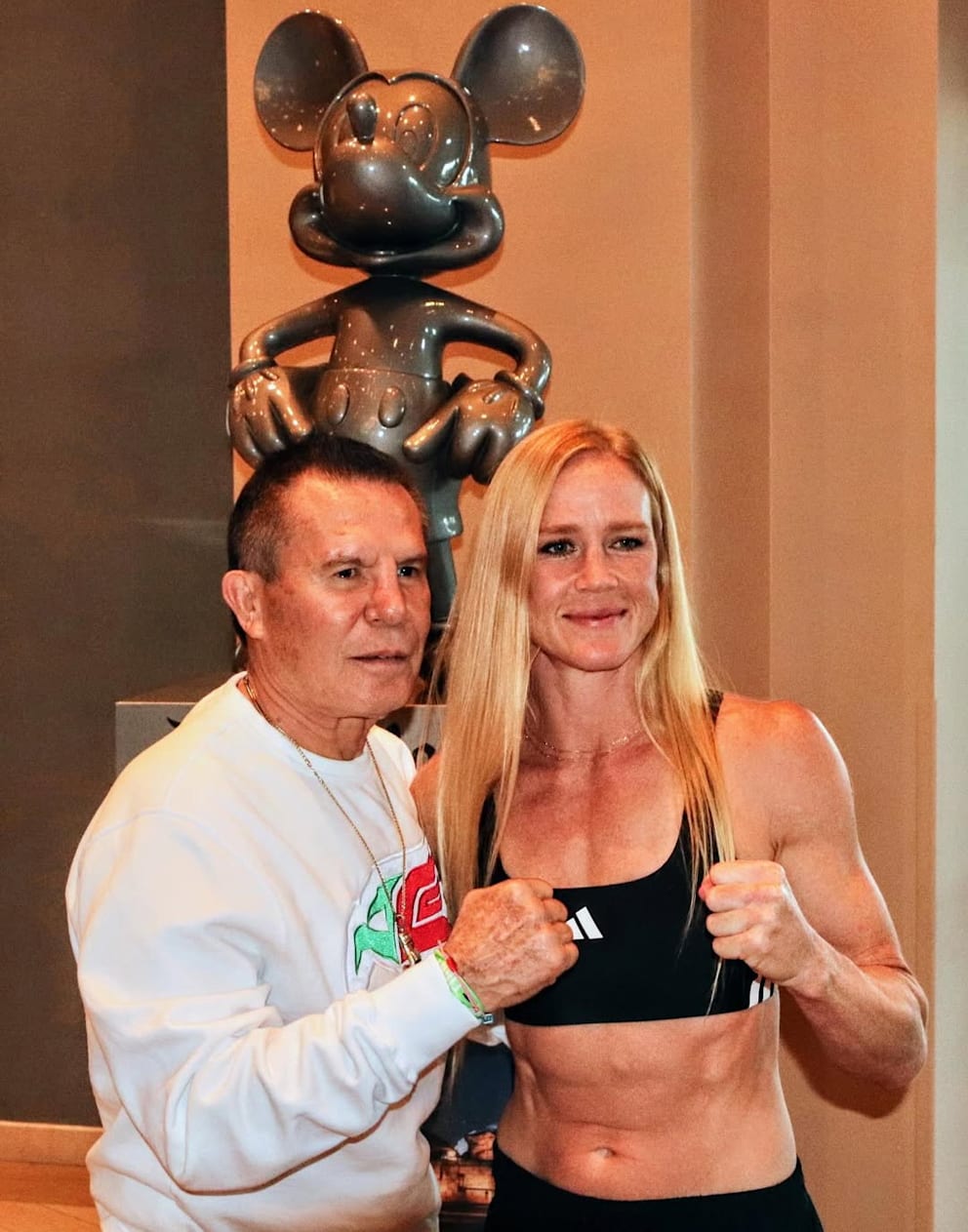 Holm (43) posiert mit der mexikanischen Box-Legende Julio Cesar Chavez (62) in Anaheim. In der Stadt von Disneyland darf Kult-Figur Mickey natürlich nicht fehlen