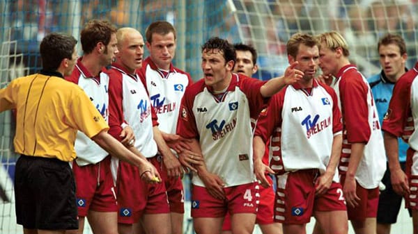 But it is still played in Hamburg. "That was never foul!" Ingo Hertzsch seems to call up referee Markus Merk. But it cannot be put off - and the free kick for Bavaria.