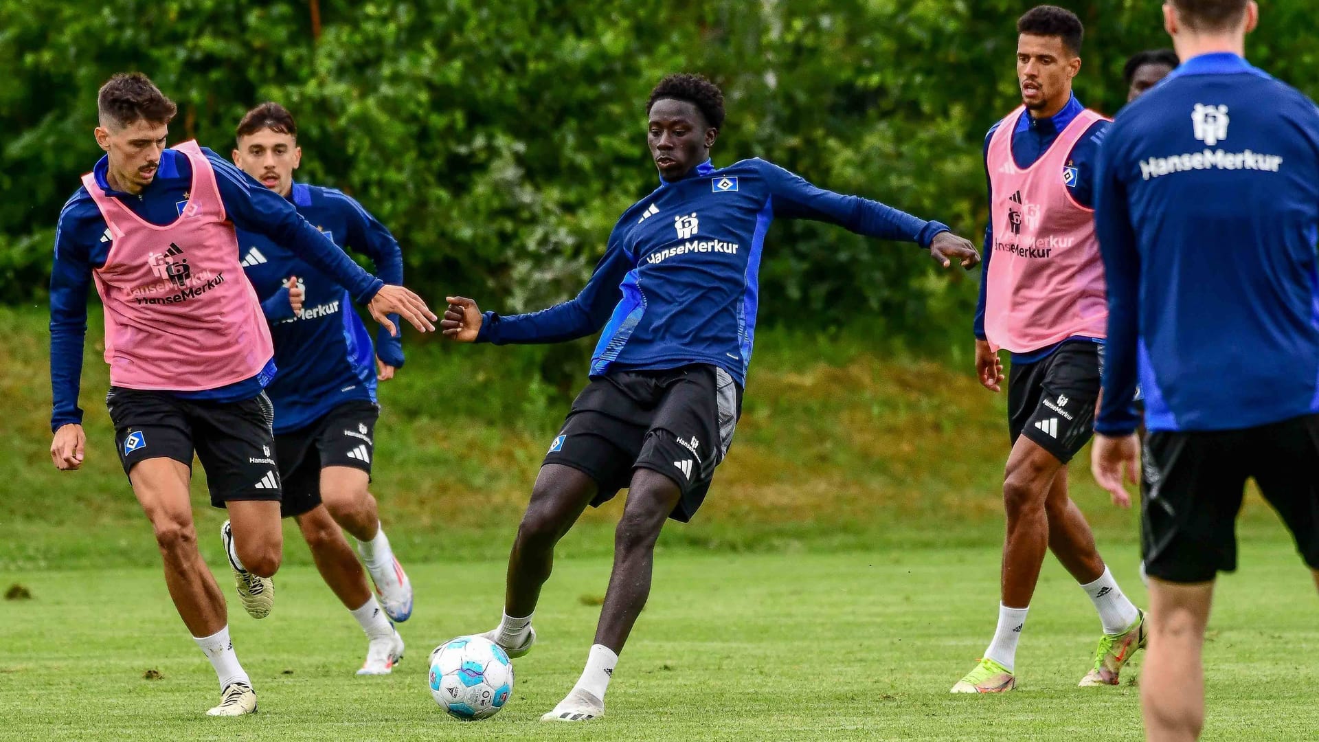 Omar Sillah (m.) Between Dennis Hadzikadunic (left) and Robert Glatzel (archive picture): The young striker switches from HSV-U21 to second division club Greuther Fürth.
