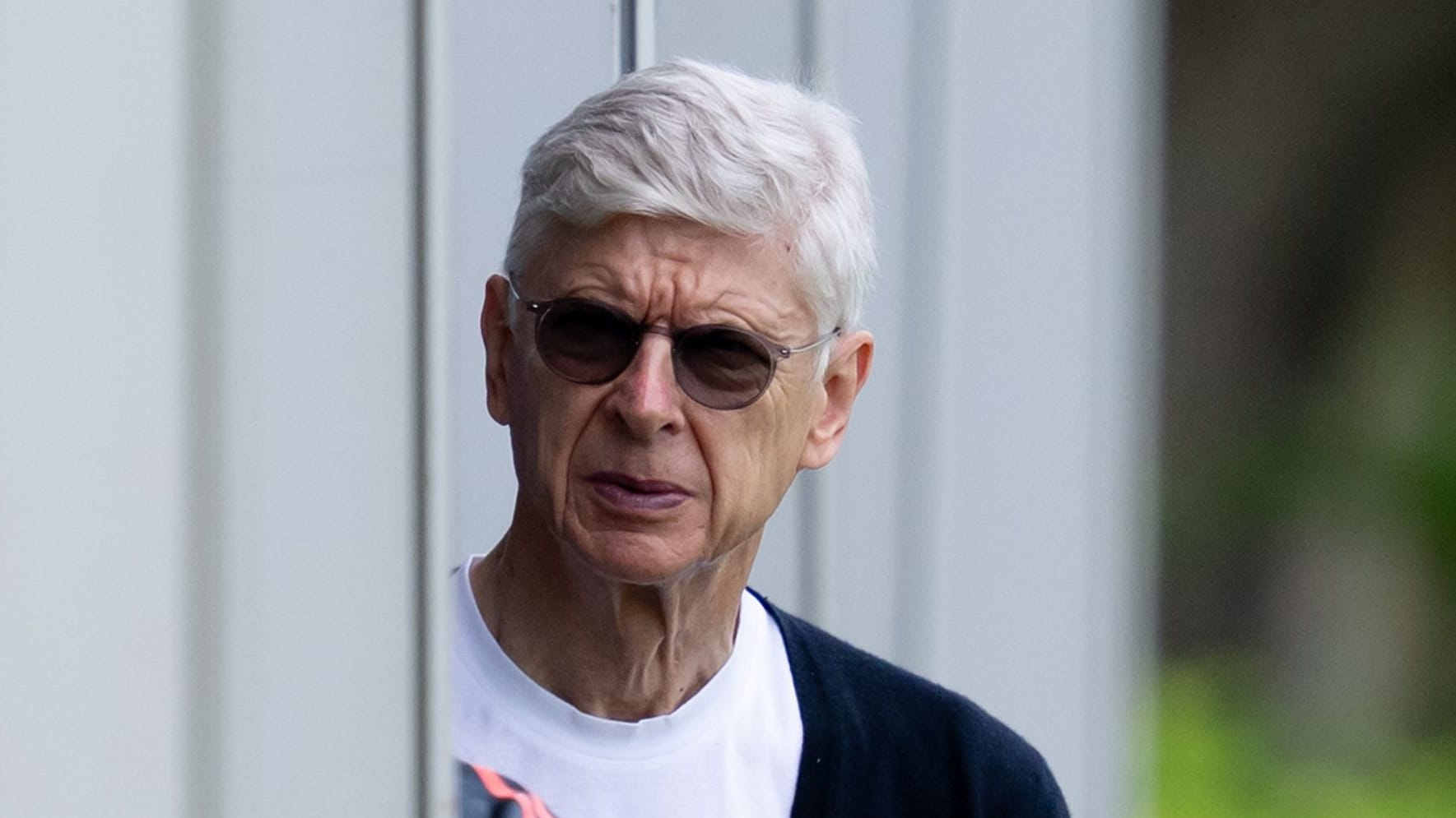 With sunglasses in Bayern training: Arsène Wenger.