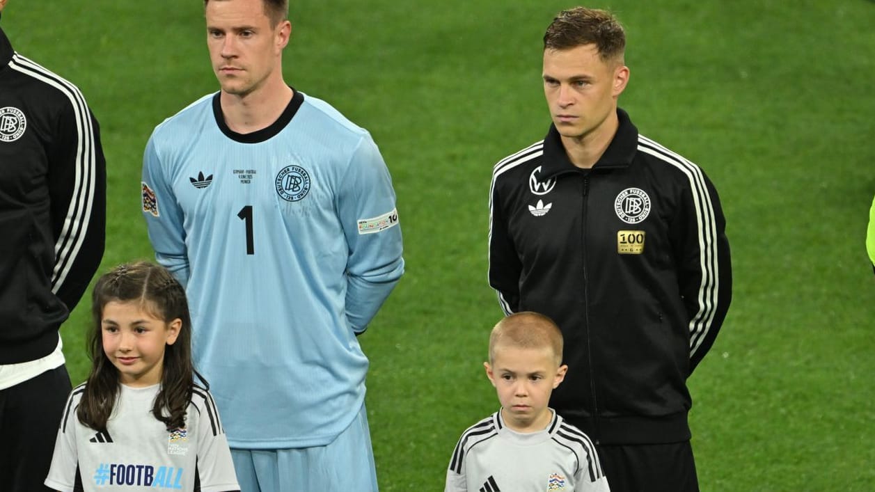 With "100"-Ashore on the training jacket: Joshua Kimmich and one of his sons before kick -off the game against Portugal.