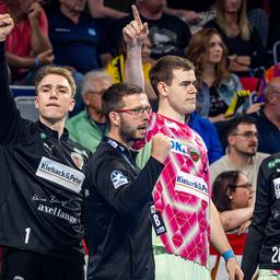 Foxes coach Jaron Siewert (center) cheers with his players over a point at the Rhein-Neckar Löwen. Source: Imago Images/Camera4+