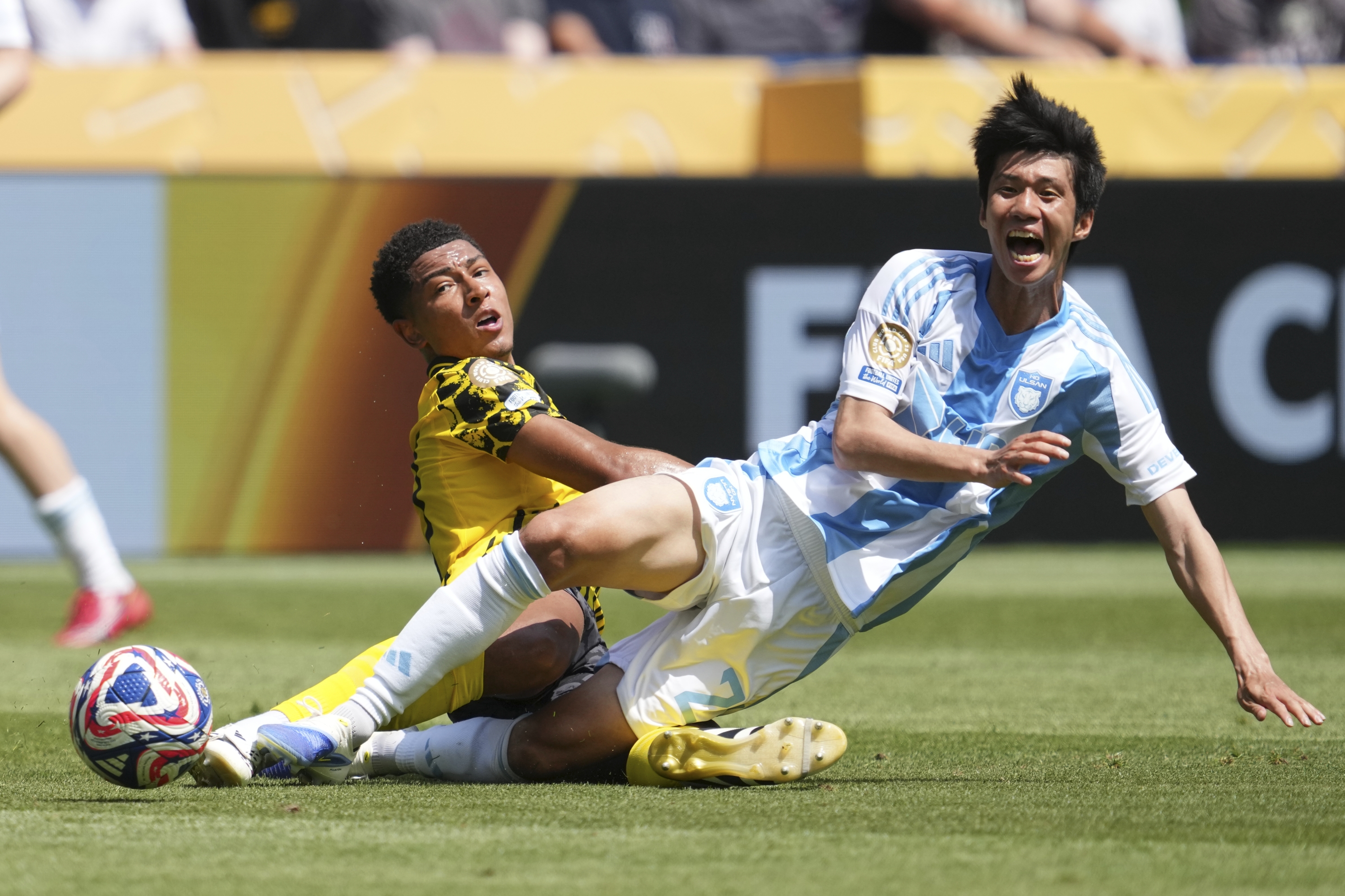 Borussia Dortmund's Jobe Bellinghamm, Background, Stops Ulsan HD's Kim Min-HyeoK During The Club World Cup Group F Soccer Match Between Borussia Dortmund and Ulsan in Cincinnati, Wednesday, June 25, 2025. (AP Photo/Jeff Dean)