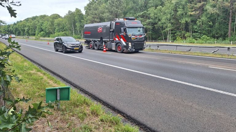 The road surface is cleaned (photo: Heitink news agency).