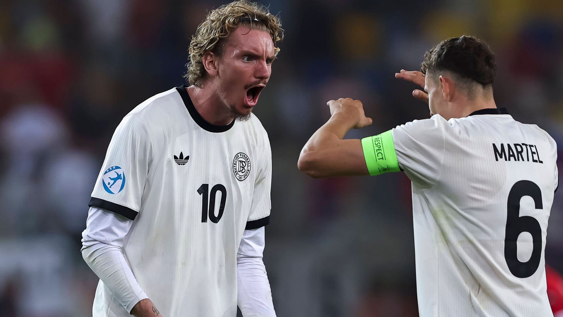 So far in top form: Nick Woltemade, here when clapping with teammate Martel.