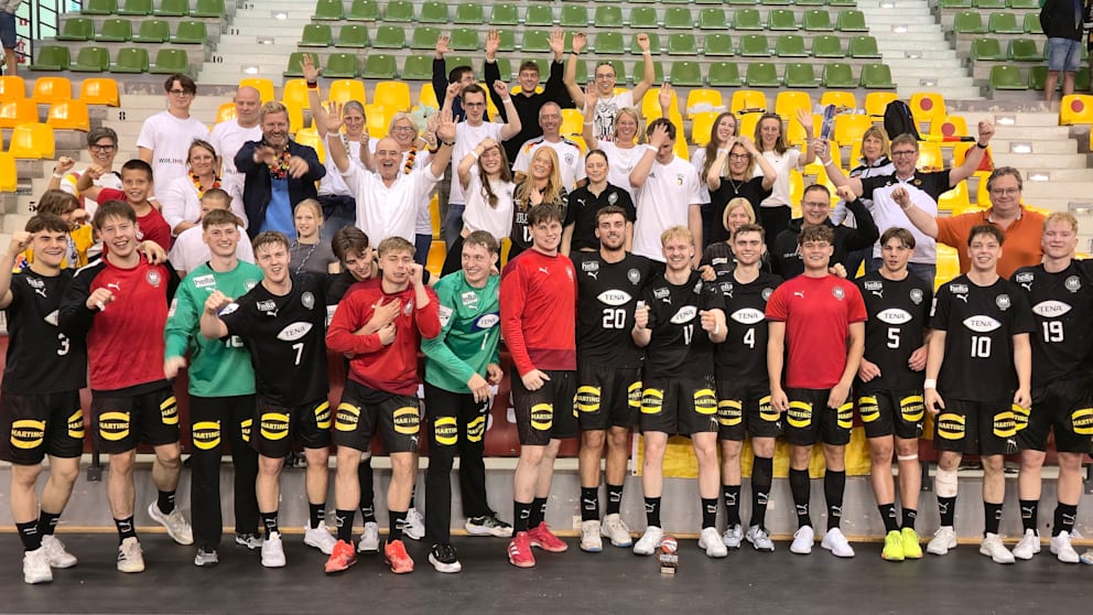 Die deutsche Mannschaft feiert mit ihren Gn