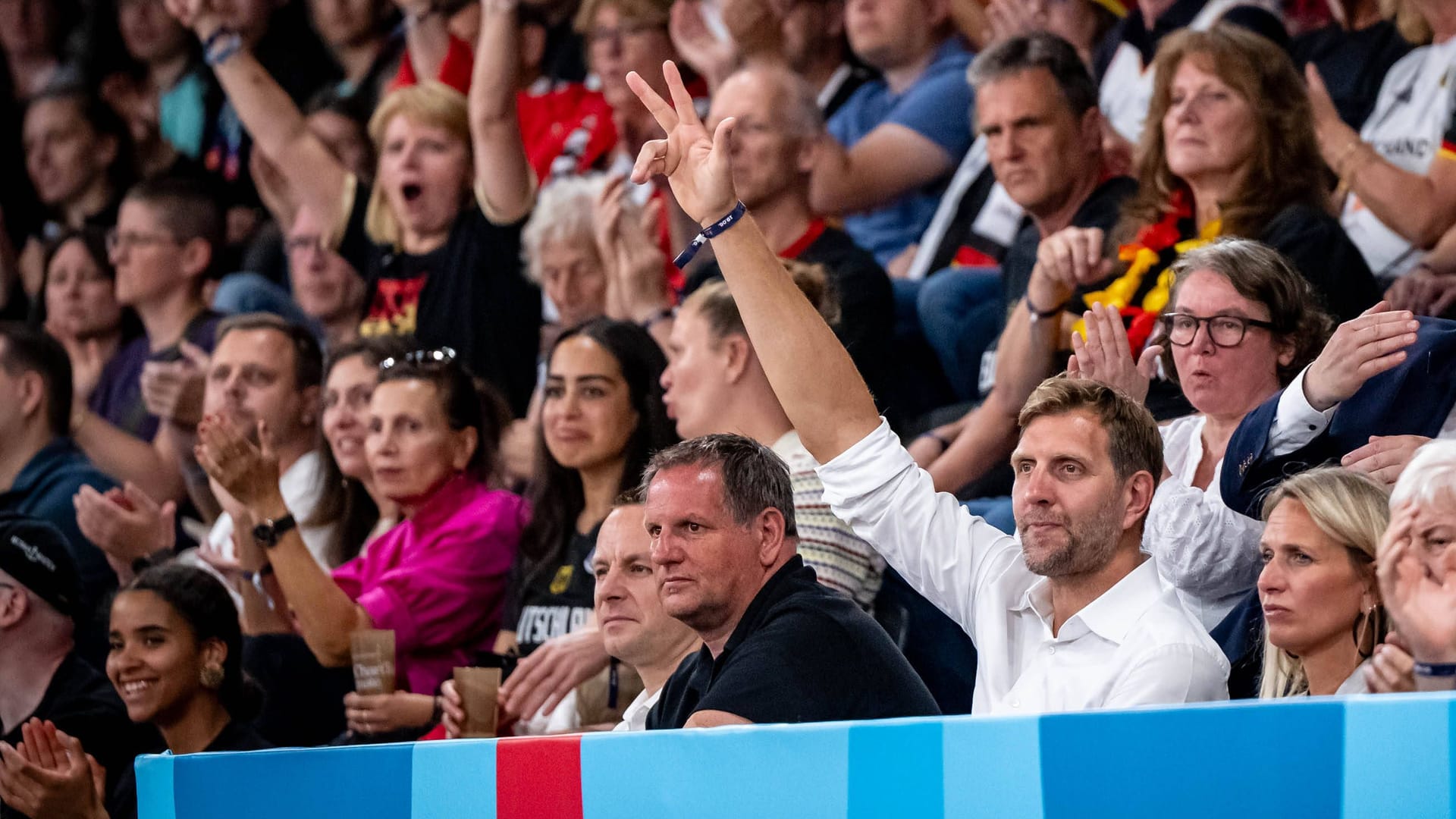 Dirk Nowitzki: He followed the European Championship start of the DBB women from the front row.