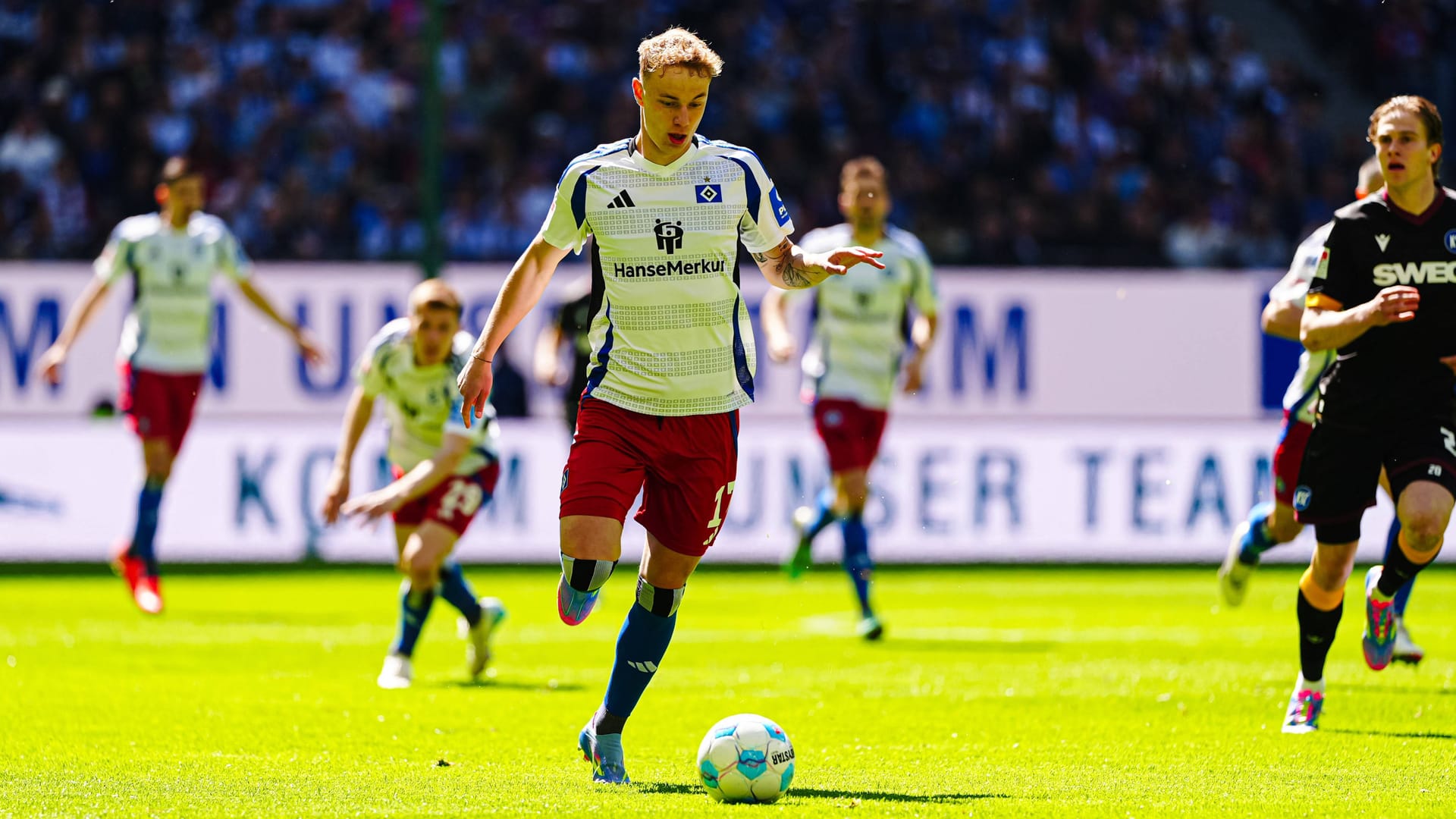 Adam Karabec on the ball (archive picture): The young Czech could stay with HSV after climbing to the Bundesliga.