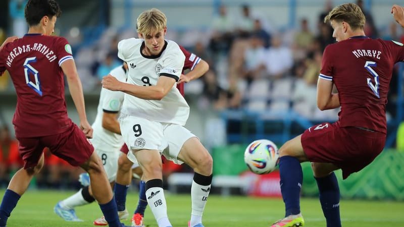 Enforced: Germany's Max Moerstedt (M.) in the last preliminary round game against Norway.
