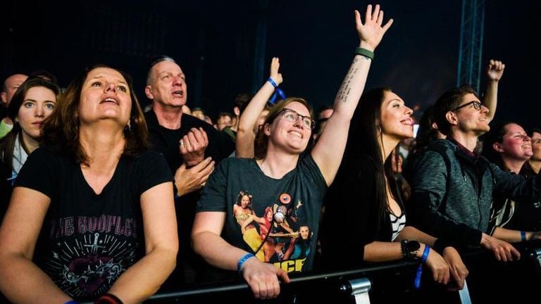 Sanne with her arm with lyrics in the air during Paaspop (photo: Jostijn Ligtvoet).