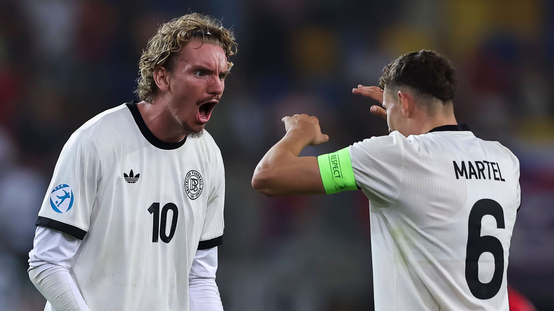 Nick Woltemade (left) claps with Eric Martel: The striker is currently on the road with the German U21 at the European Championship.