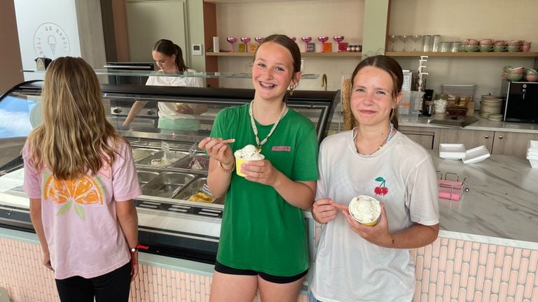 Free ice cream at IJsbar80 (photo: Omroep Brabant).