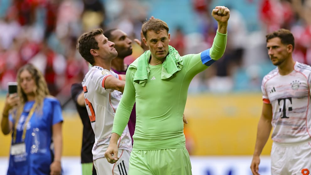 Neuer mit Siegerfaust nach dem Spiel