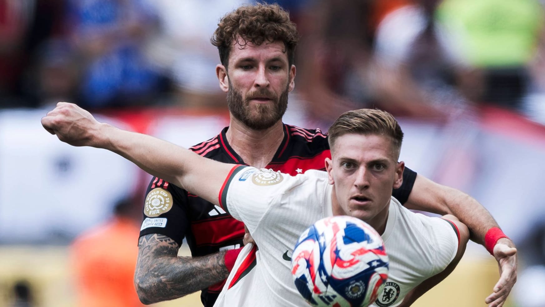 Leo Pereira (back) of Flamengo in the duel against Chelsea's Liam Delap: For the Brazilians, Bayern is now getting to business.