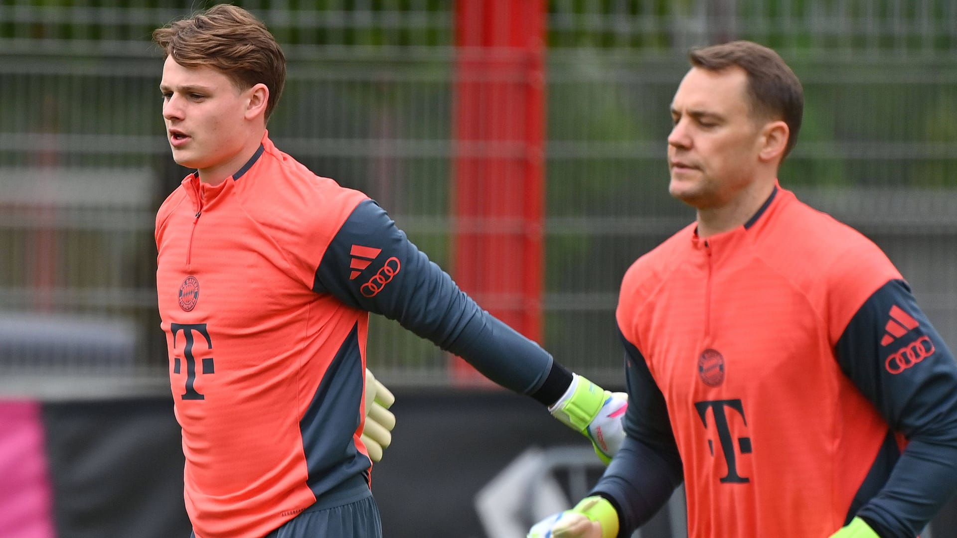 Jonas Urbig (left) in training with Manuel Neuer: The goalkeeper gets family support in the club.