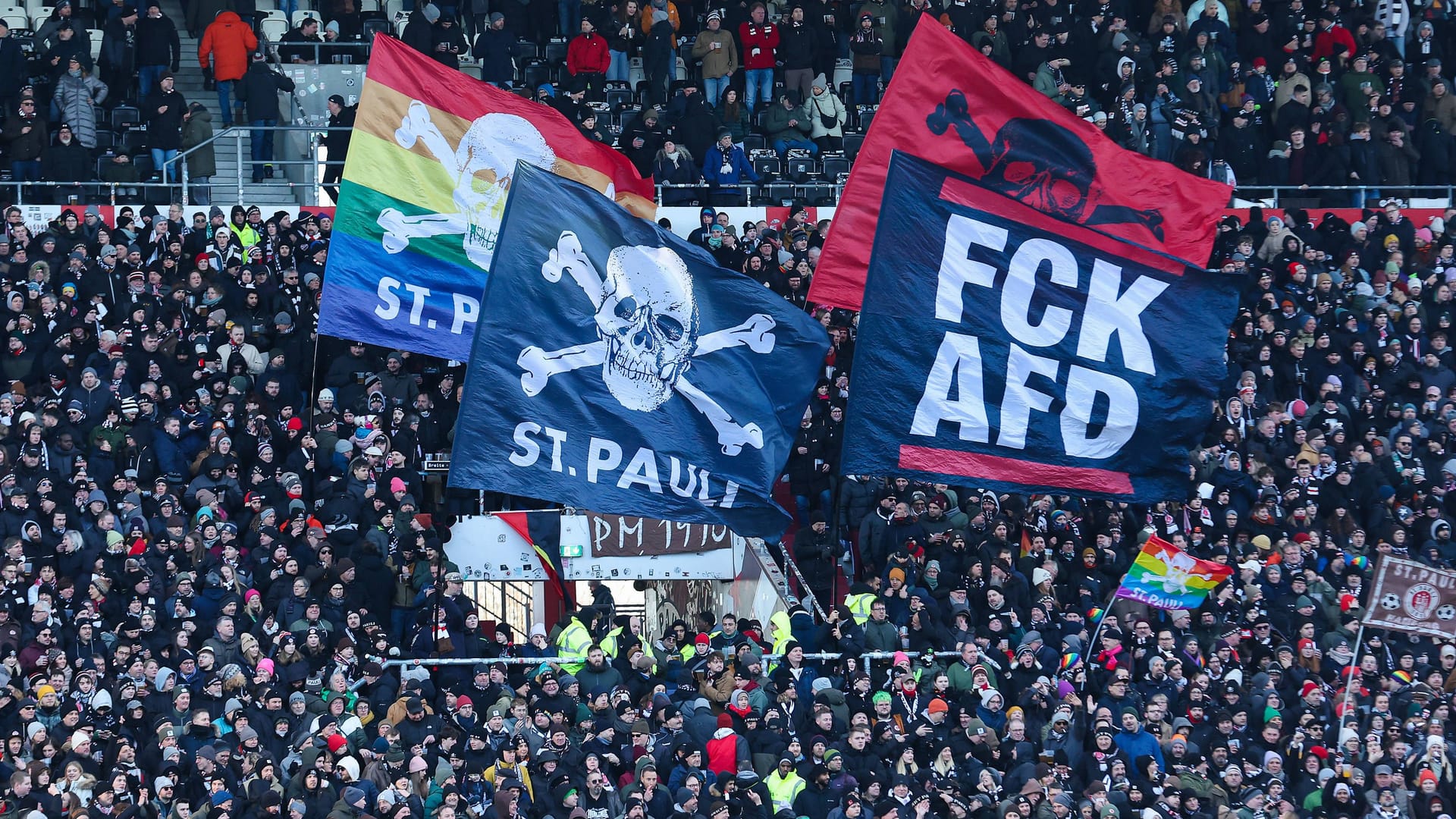 The fans of FC St. Pauli mostly position themselves politically (archive picture): The association is currently working on the Nazi past "The heart of St. Pauli"-TeXters on.