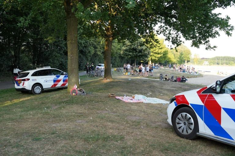At least two police cars came to the beach (photo: Erik Haverhals/Fotopersbureau Heitink).