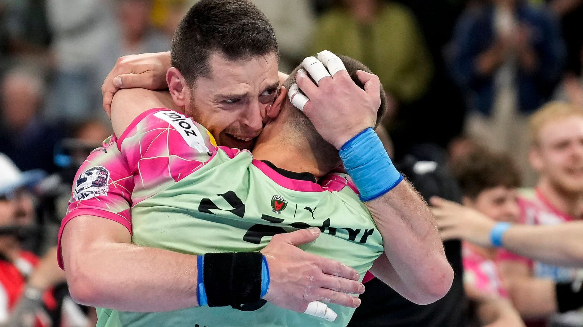 Mijajlo Marsenić hugs Fabian Wiede: they could not hold their emotions back after the final whistle.