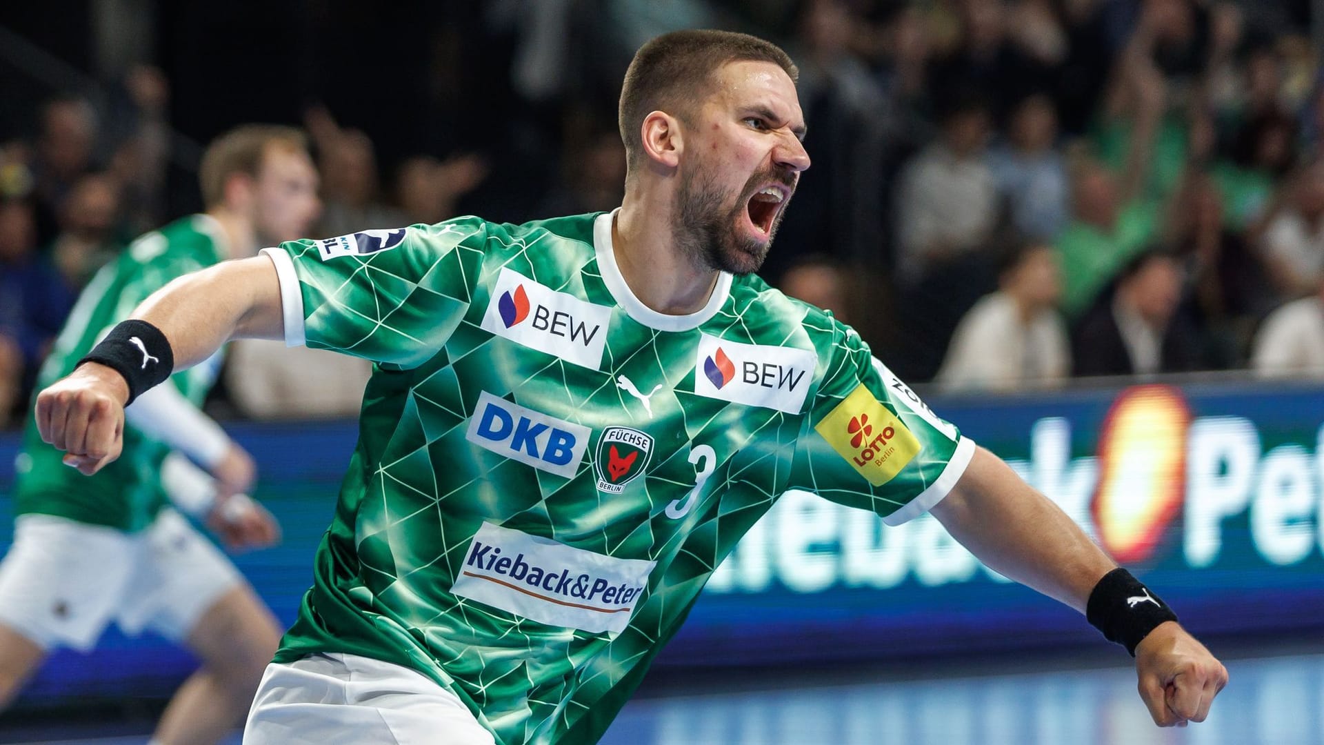 Fabian Wiede cheers: There was also a clear victory for the Foxes Berlin against Gummersbach.