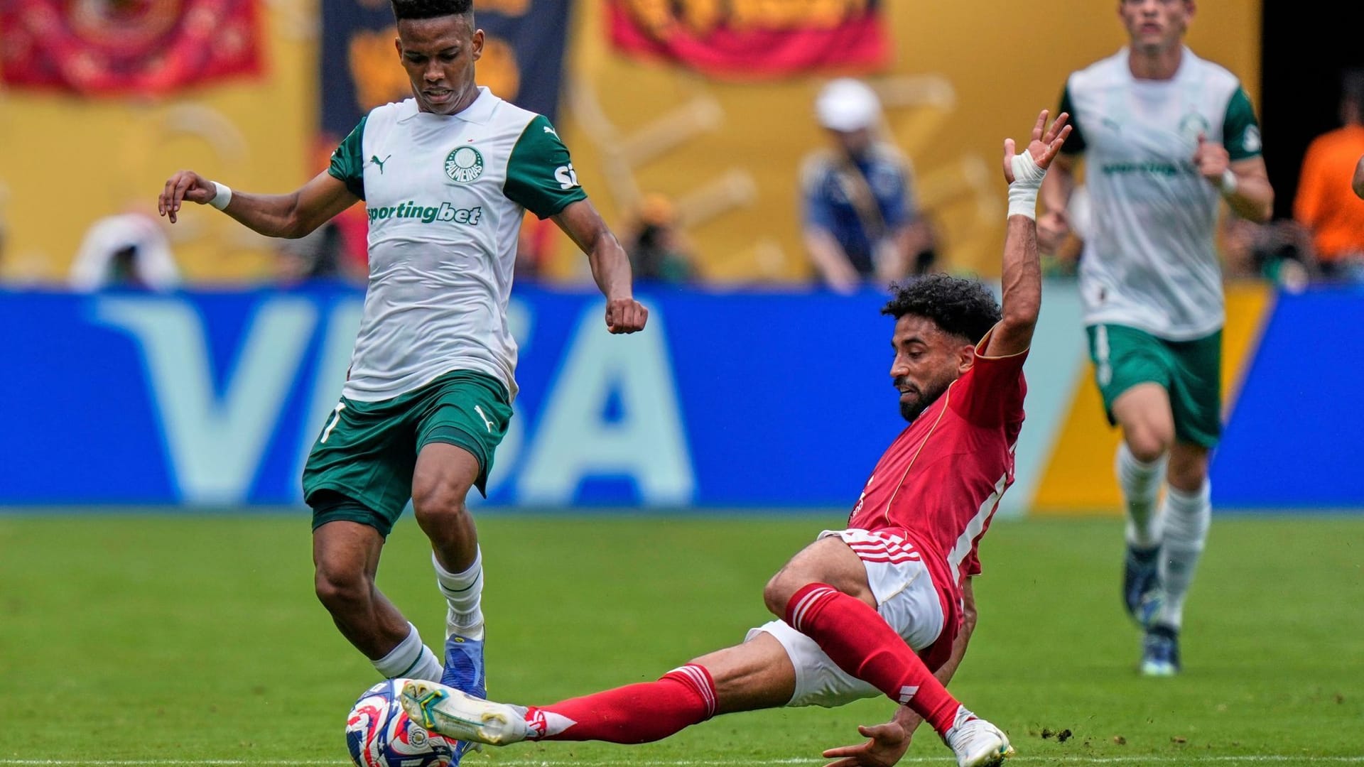Scene from the game between Al Aly and Palmeiras: The game had to be interrupted.