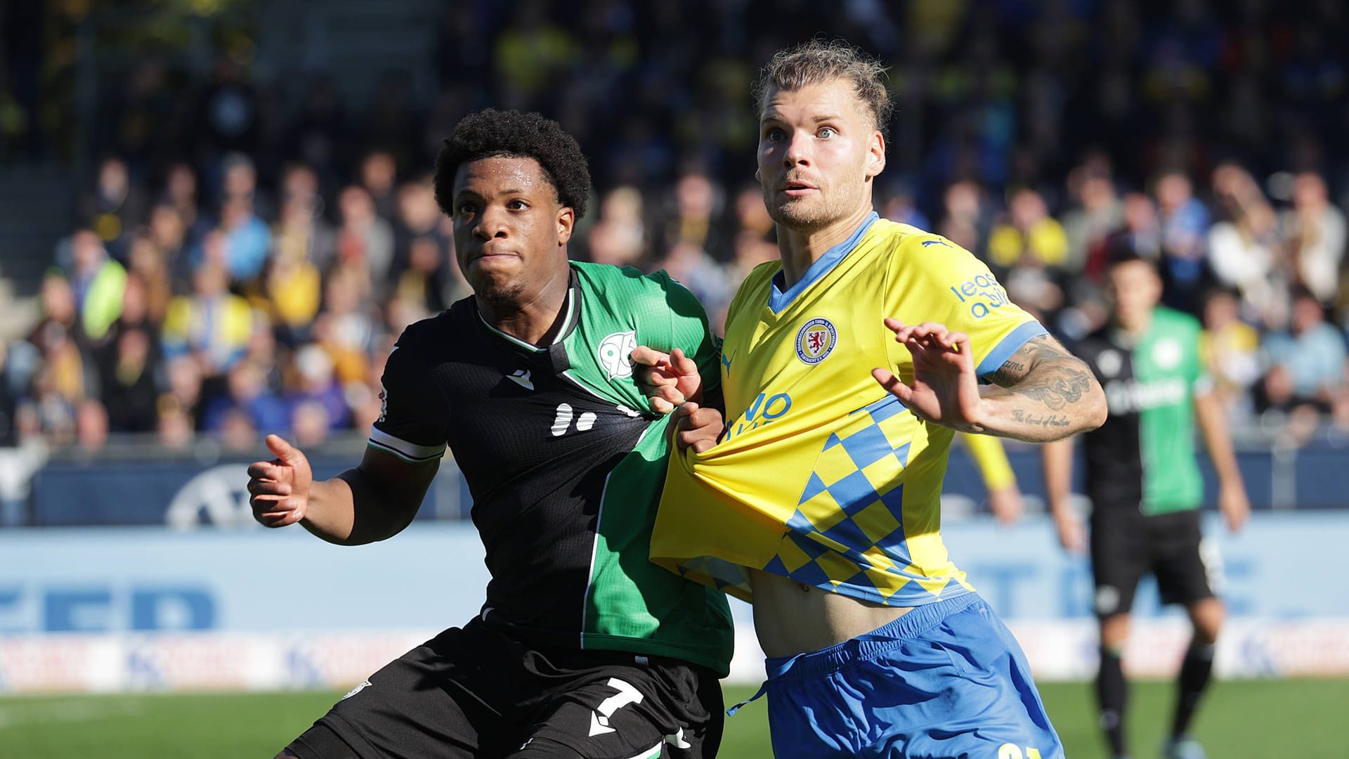 Jessic Ngankam (left, Hannover 96) and Kevin Kehler (Eintracht Braunschweig) in a duel: The DFL set the game day for the Lower Saxony Sendersby.