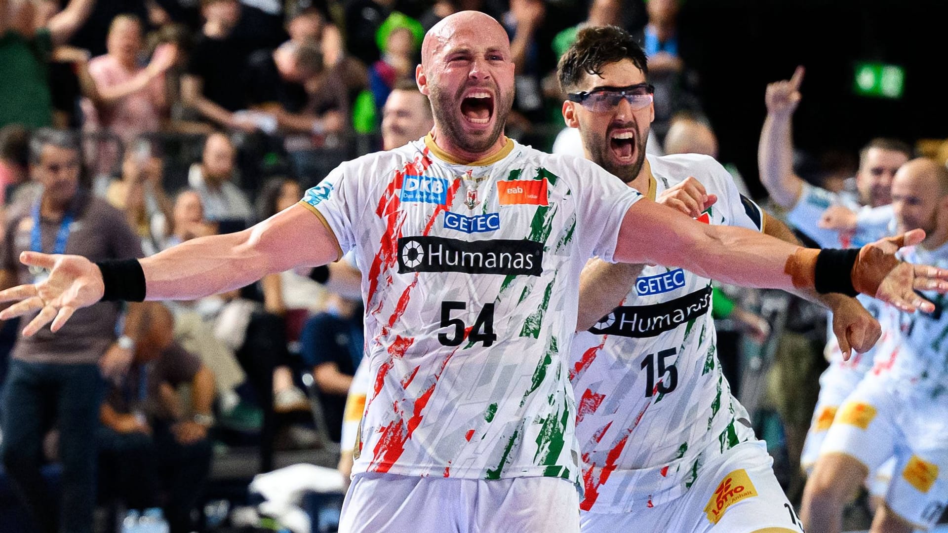 Final! Magdeburg's mountain ranges (left) and Cuenca cheer against Barcelona after the end of the game.