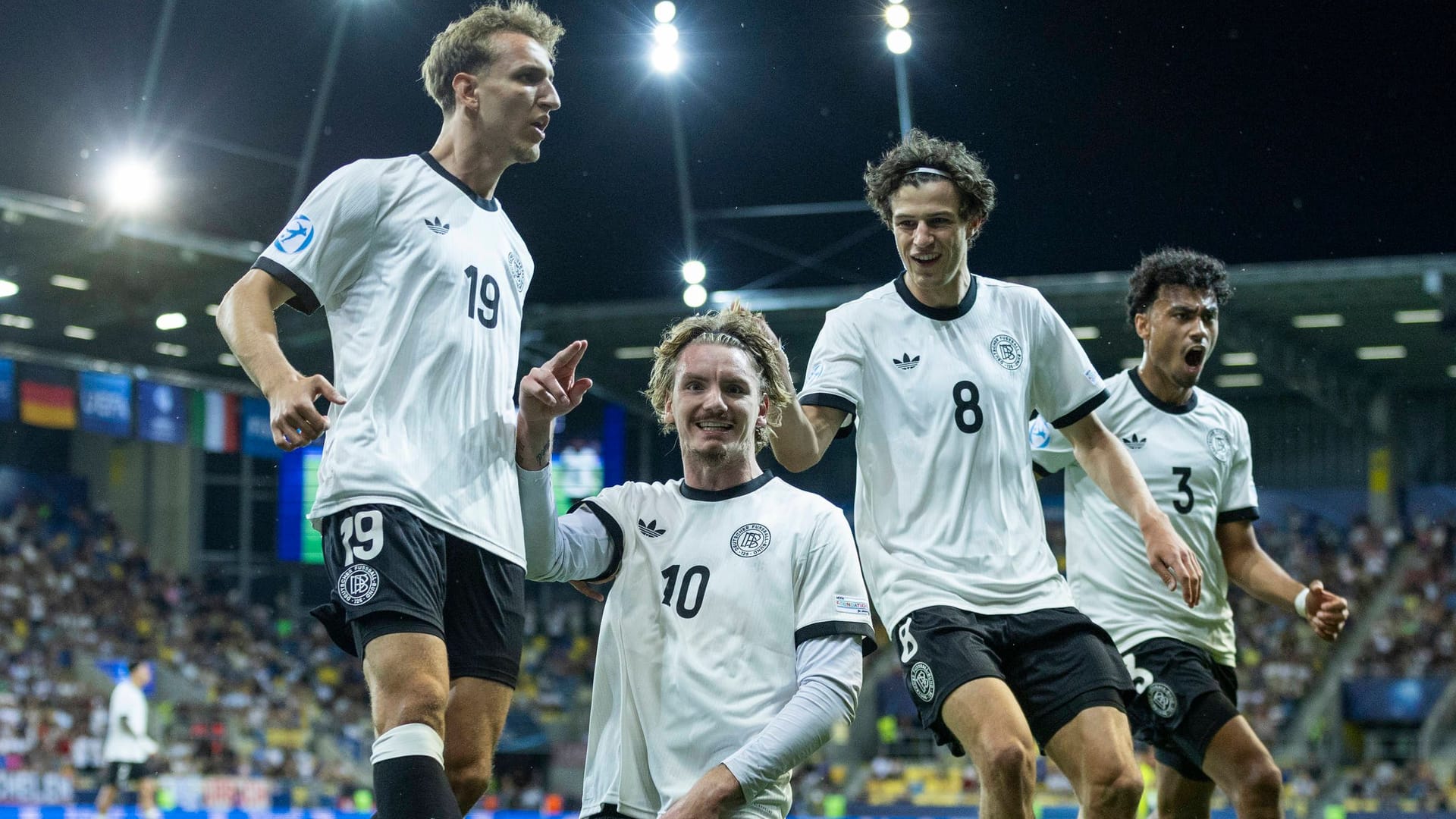 Germany's players celebrate a goal against Italy: the next top nation is waiting in the semifinals.