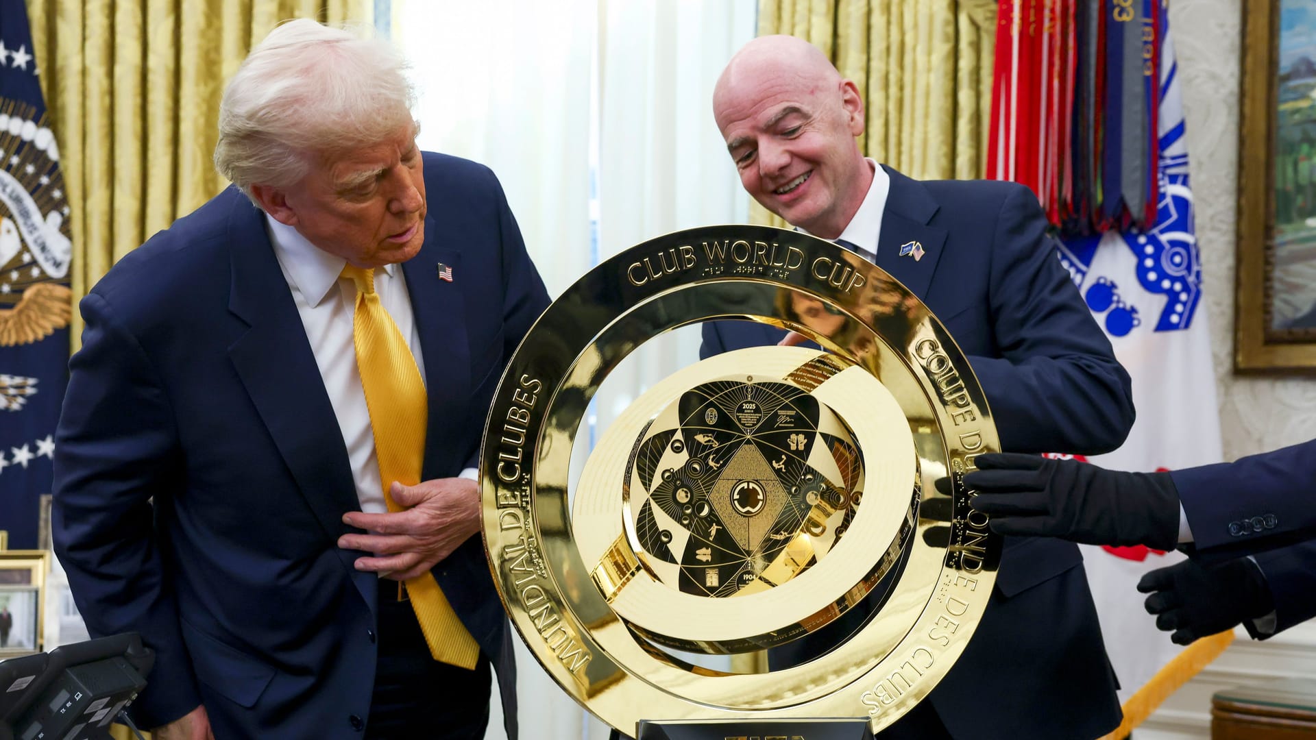 Donald Trump (left) and Gianni Infantino look at the trophy of the club World Cup: the US President and the FIFA boss are awarded to character parallels. Donald Trump (left) and Gianni Infantino look at the trophy of the club World Cup: the US President and the FIFA boss are awarded to character parallels.