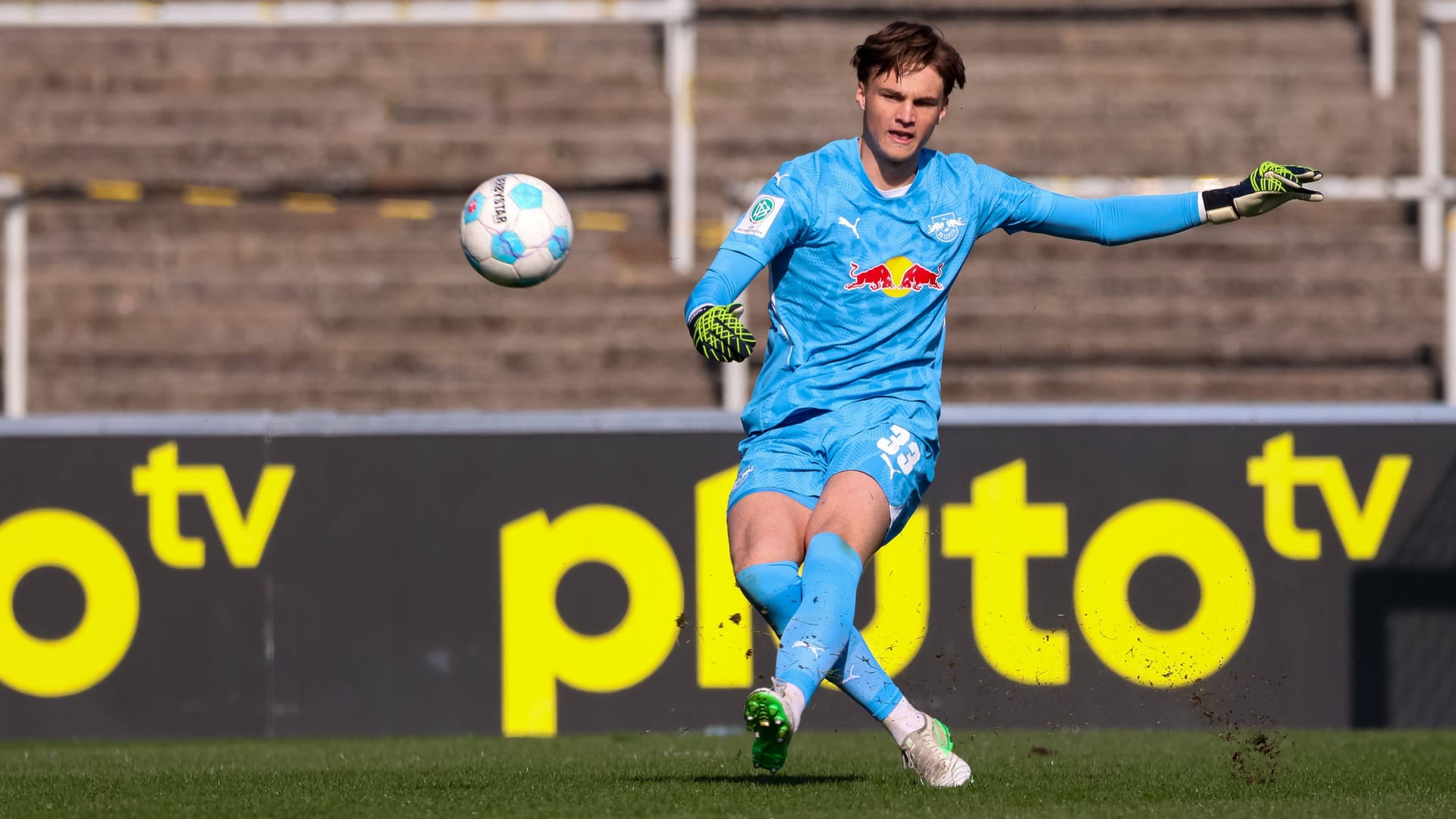 Fernando Dickes hits the ball (archive picture): The 17-year-old was trained in the offspring of RB Leipzig and will be under contract with HSV in the future.