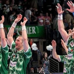 Foxes players cheer against Eisenach (Source: Imago / HMB-Media) after victory)