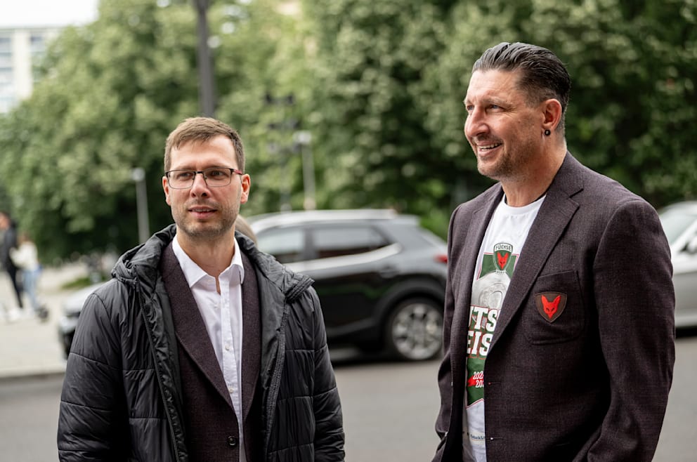 Auf Füchse-Trainer Jaron Siewert (31,l.) hält Kretzschmar große Stücke.
