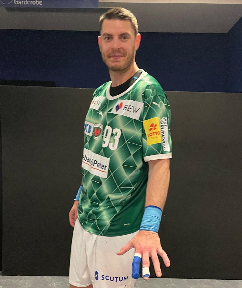 Mijajlo Marsenic (30) zeigt seinen eingepackten Finger-Unfall – nach dem Spiel ist alles wieder okay