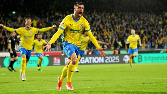 Braunschweig's Fabio di Michele Sanchez cheered his goal