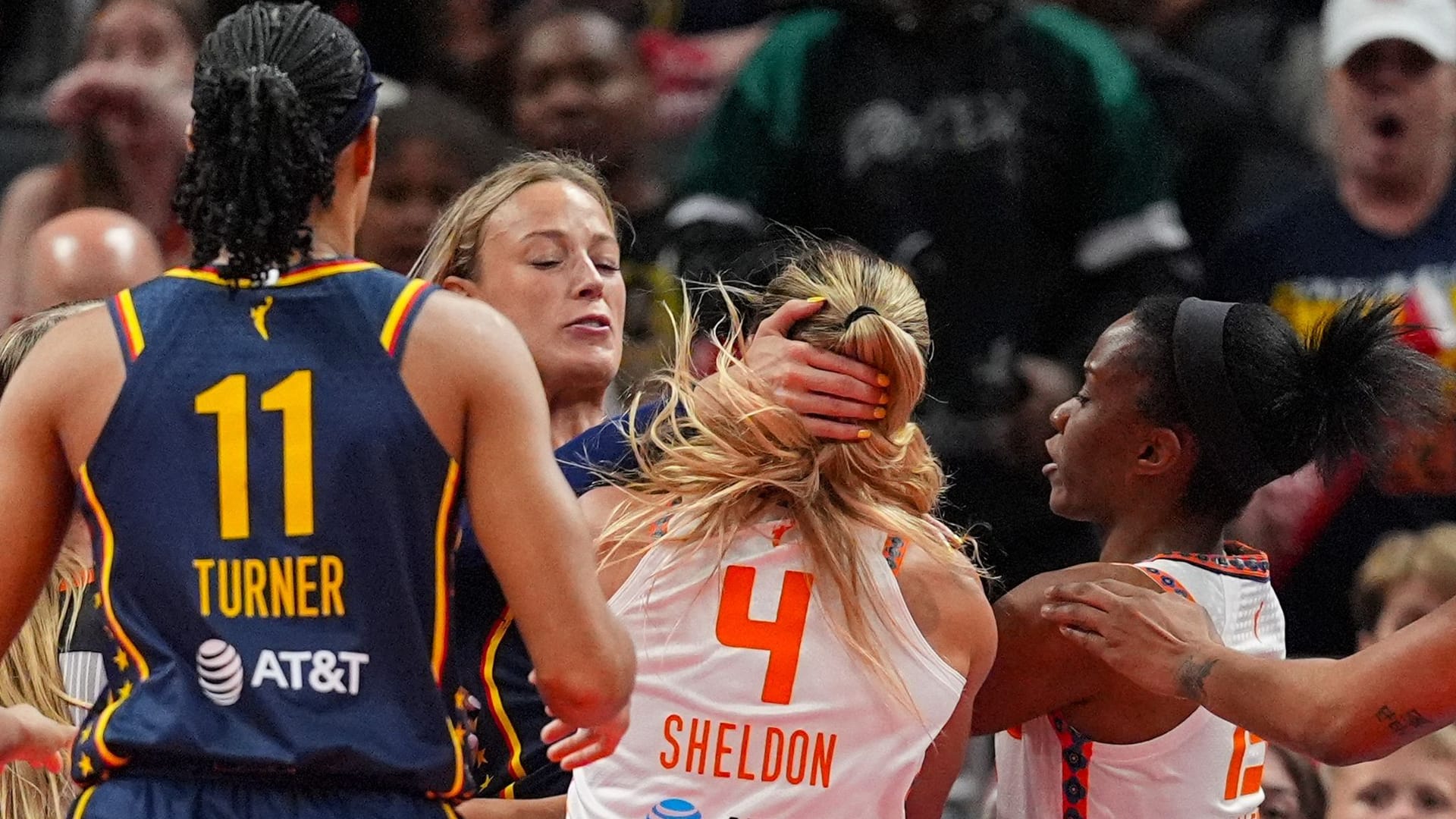 Sophie Cunningham (8) grabs Jacy Sheldon (4) on the neck: The scene followed on a foul.