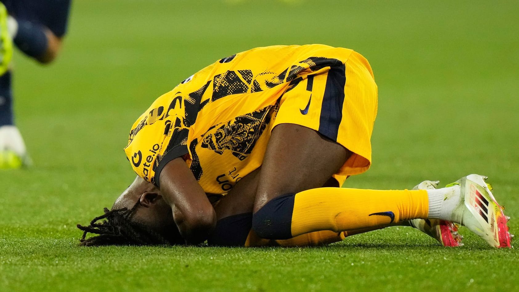 Yann Aurel Bisseck on the ground: he injured his thigh.