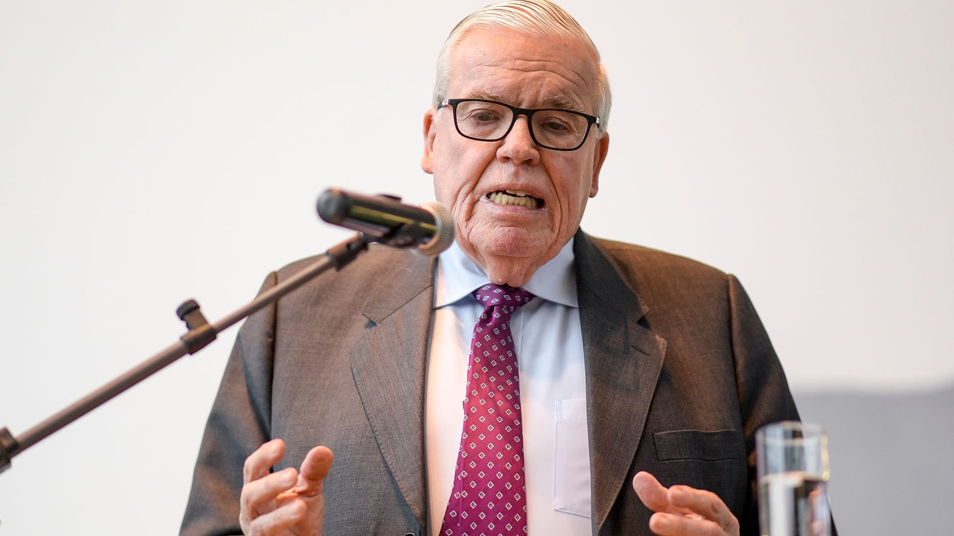 HSV investor Klaus-Michael Kühne (archive picture): According to a media report, the entrepreneur is ready to sell part of his shares in the promoted team.