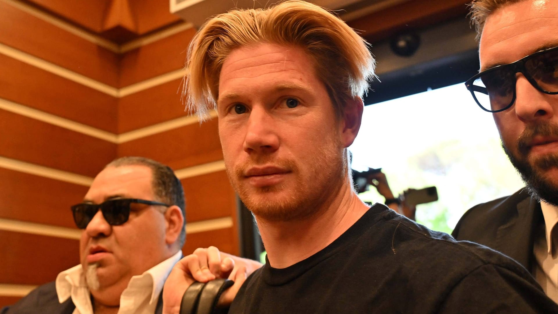 The new star of SSC Napoli: Kevin de Bruyne is surrounded by Bodyguards on arrival in the city.
