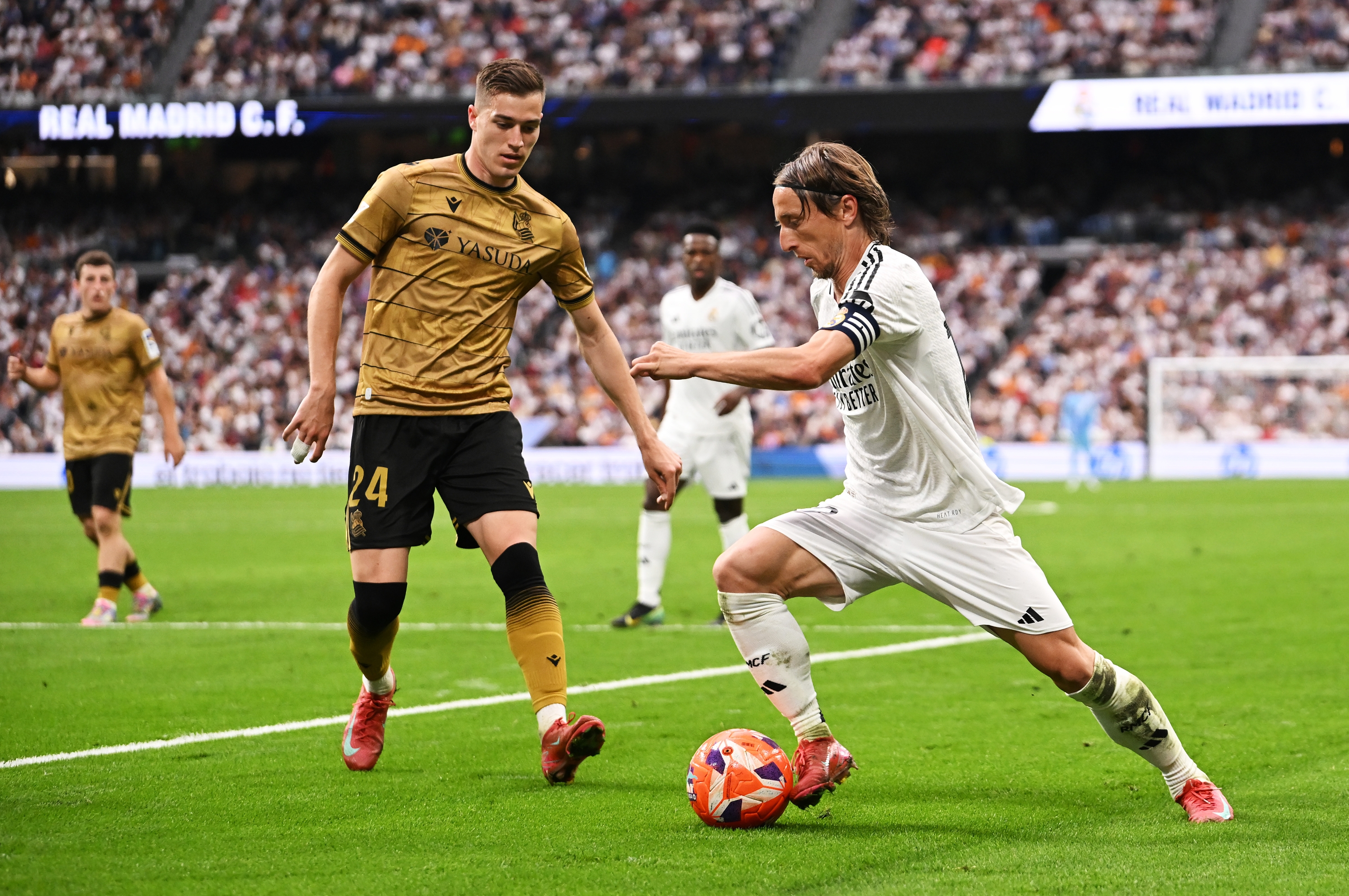 Madrid, Spain - May 24: Luka Modric of Real Madrid Runs With the Ball Whilst Under Pressure from Luka SuCic of Real Sociedad During The Laliga Match Bethaeen Real Madrid Cf and Real Sociedad at Estadio Santiago Bernabeu on May 24, 2025 in Madrid, Spain. (Photo by Denis Doyle/Getty Images)