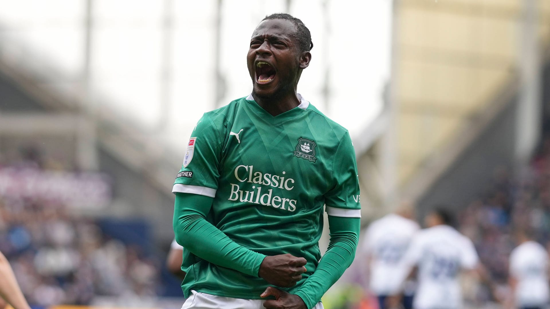 Mustapha Bundu cheers: The offensive player is the tenth newcomer to Hannover 96. Mustapha Bundu cheers: The offensive player is the tenth newcomer to Hannover 96.