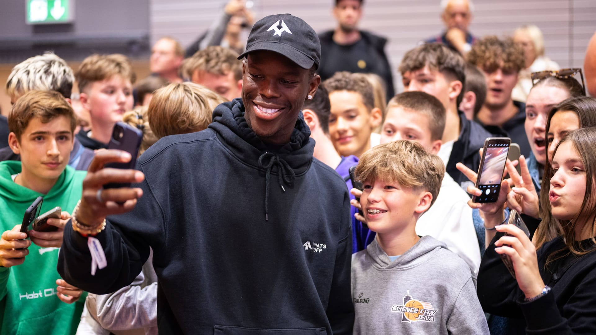 Dennis Schröder in Braunschweig: The basketball star is visiting the castle arcades on Thursday.