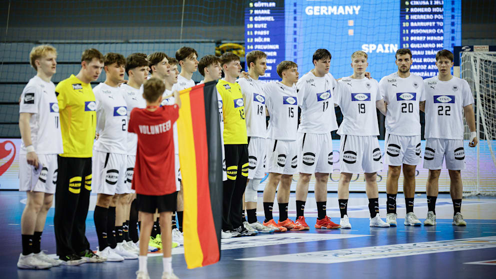Die deutsche U21-Auswahl bei der Hymne vor dem Spiel gegen Spanien