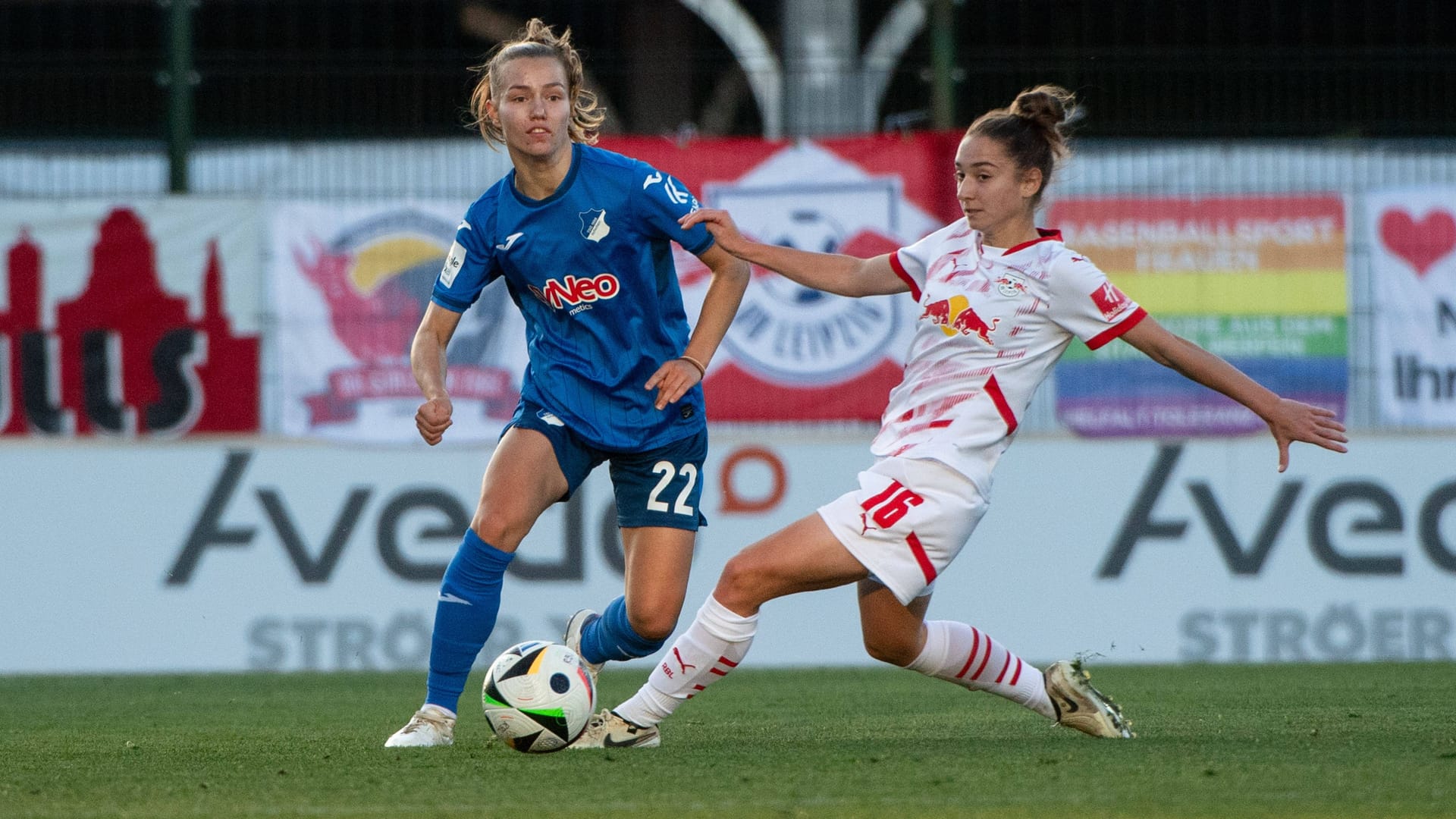 Michaela Croatto (right) in a duel with Hoffenheim's Sara Ritter (archive picture): The 22-year-old changes from RB Leipzig to the HSV women.