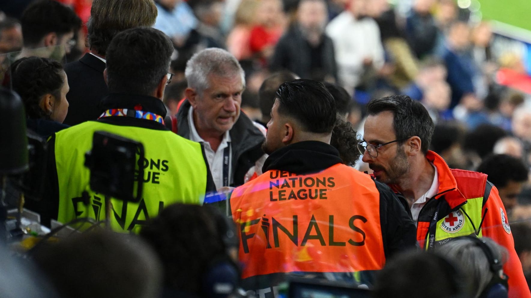 Emergency services in action on the Sunday after the fan has fallen: the life of the man could not be saved. Emergency services in action on the Sunday after the fan has fallen: the life of the man could not be saved.