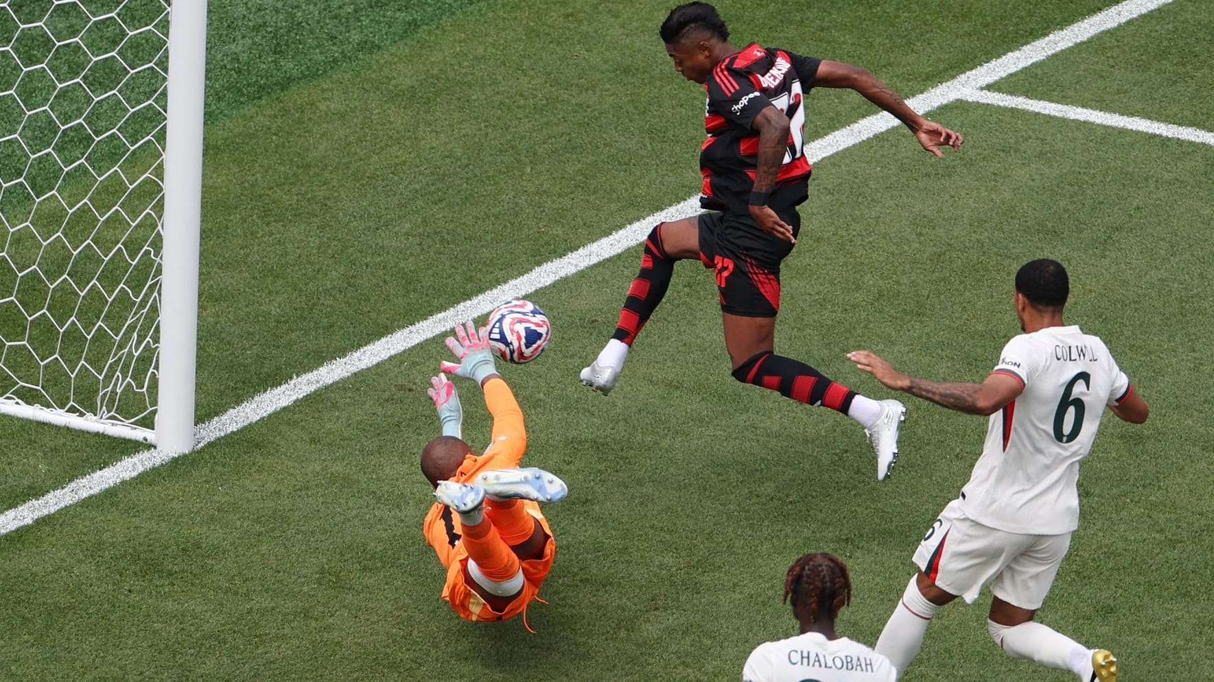 The intermediate compensation: Flamengos Bruno Henrique (M.) hits 1-1 against Chelsea.