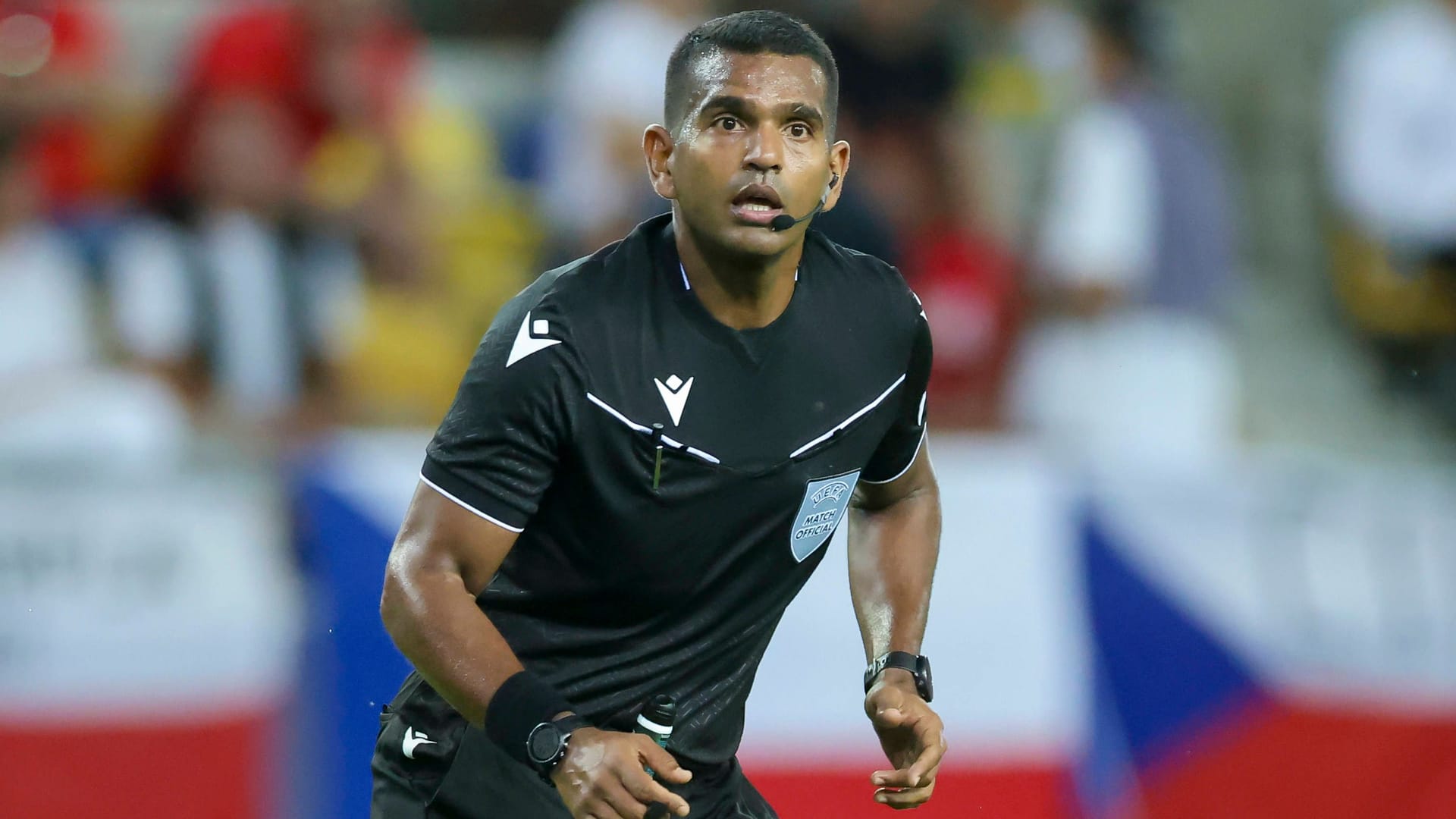Referee Alexis Herrera in the DFB game: The game had to be briefly interrupted.